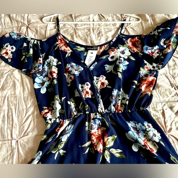 NWT Floral Cold-shoulder dress. Size L - Picture 3 of 5